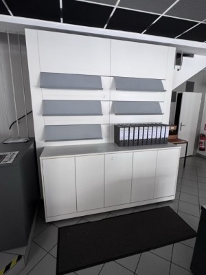 1 Sideboard, ca. 2,2 lfd. m mit Prospektwand